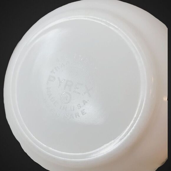 Vintage Pyrex Amish Butterprint Mixing Bowl # 402 White Turquoise 1.5 Qt - Picture 13 of 14